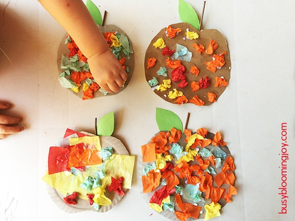 幼児のための簡単なティッシュペーパーの秋の工芸品