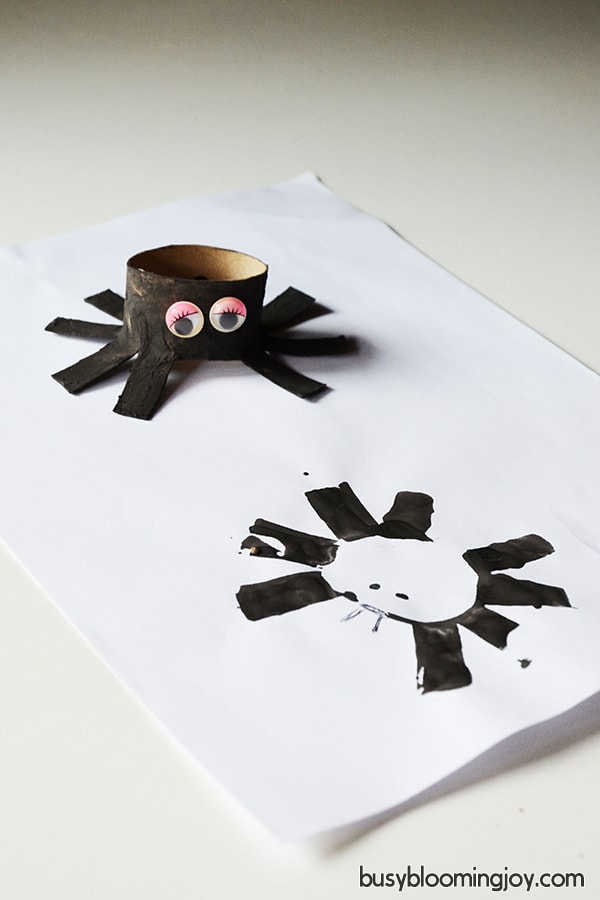 finishe cardboard spider for halloween