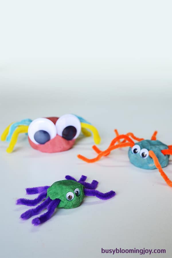 Easy pipe cleaner spider craft for toddlers