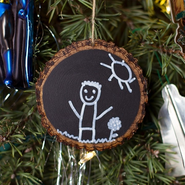 Chalkboard Christmas tree ornament for preschoolers to make