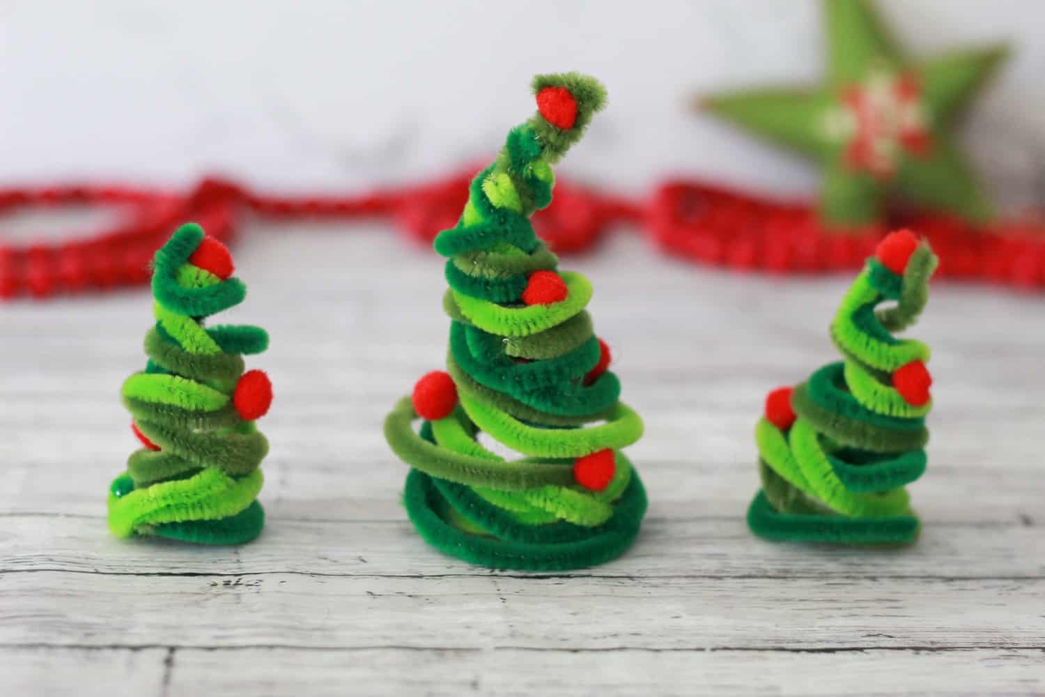 Pipe cleaner Christmas tree craft for preschoolers and kids