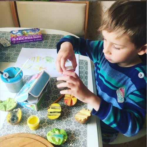 easy Potato stamped Easter egg art from @ksushka_foxy