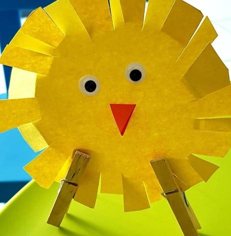 Clever standing Easter chick craft from @kidaroundweston