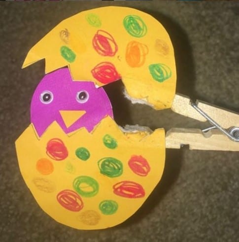 Clothespin hatching toddler Easter chick craft @playdaykiddos