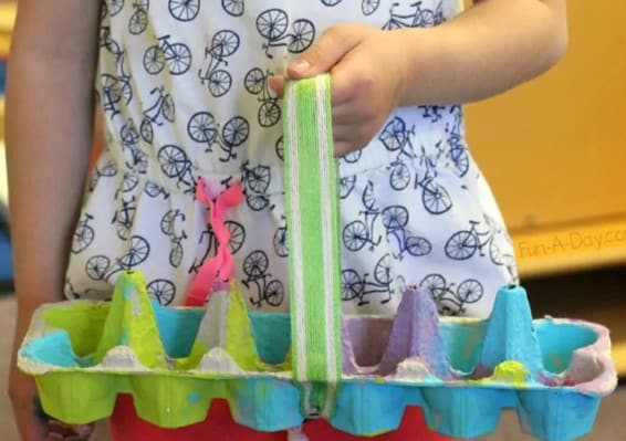 Eggbox toddler Easter craft from @fun.a.day