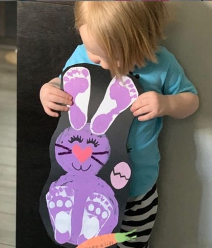 Fun Easter bunny artwork for toddlers with footprints from @cobain_zeppelin