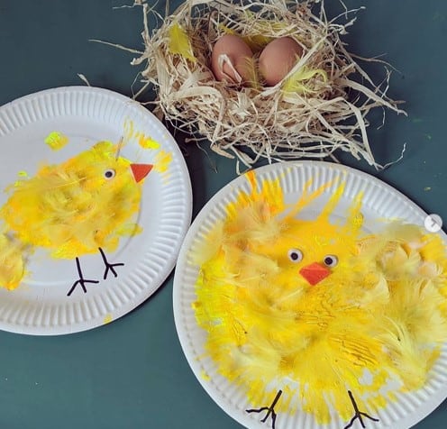 Paper plate Easter chick craft from @cjs_playdays