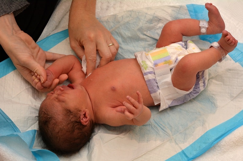 How to sponge bathe a newborn with umbilical cord attached