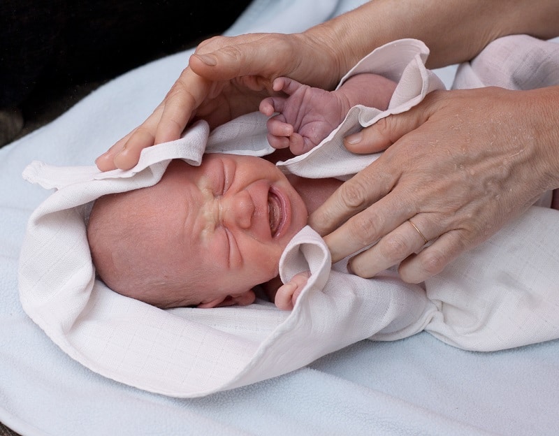 Effectively drying a newborn is an important part of learning how to sponge bathe a newborn baby and how to tub bathe 