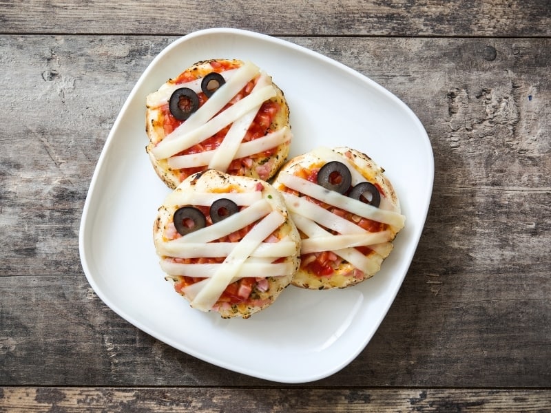 spooky mini mummy pizzas for halloween parties