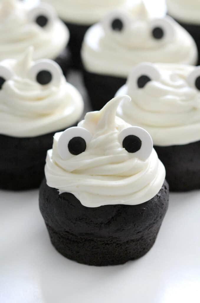 Halloween treats for toddlers - fun toddler halloween party idea - ghost cupcakes