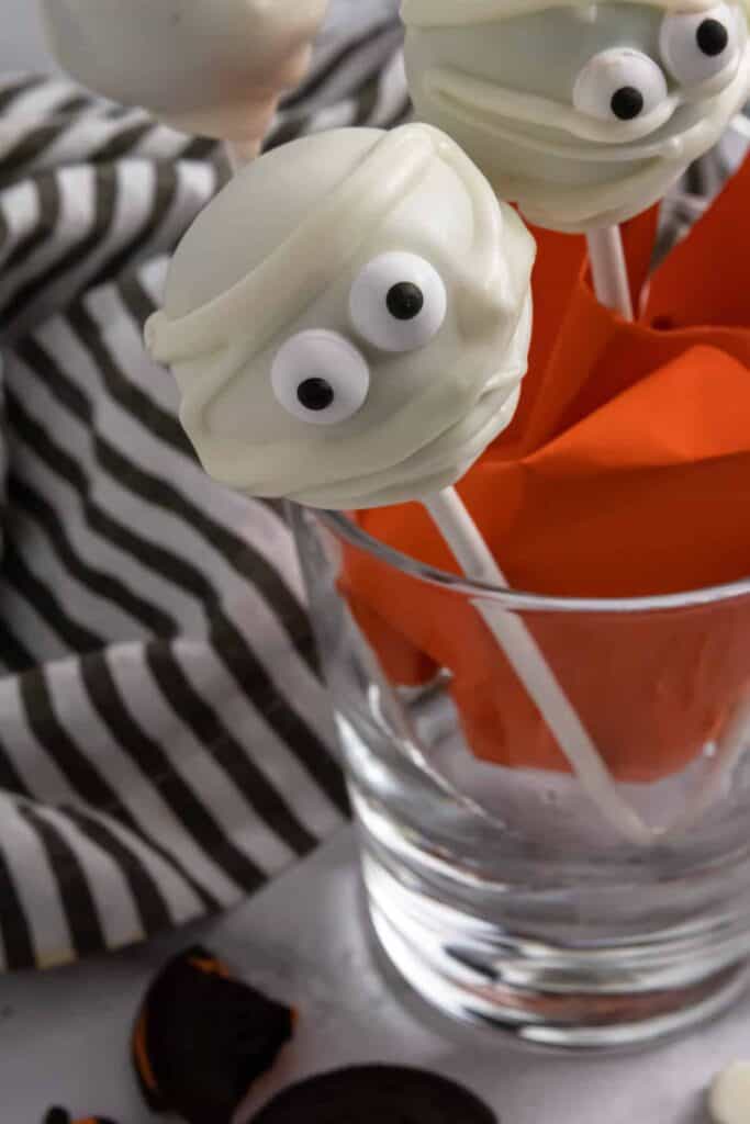 Halloween Mummy cake pops perfect for party deserts 
