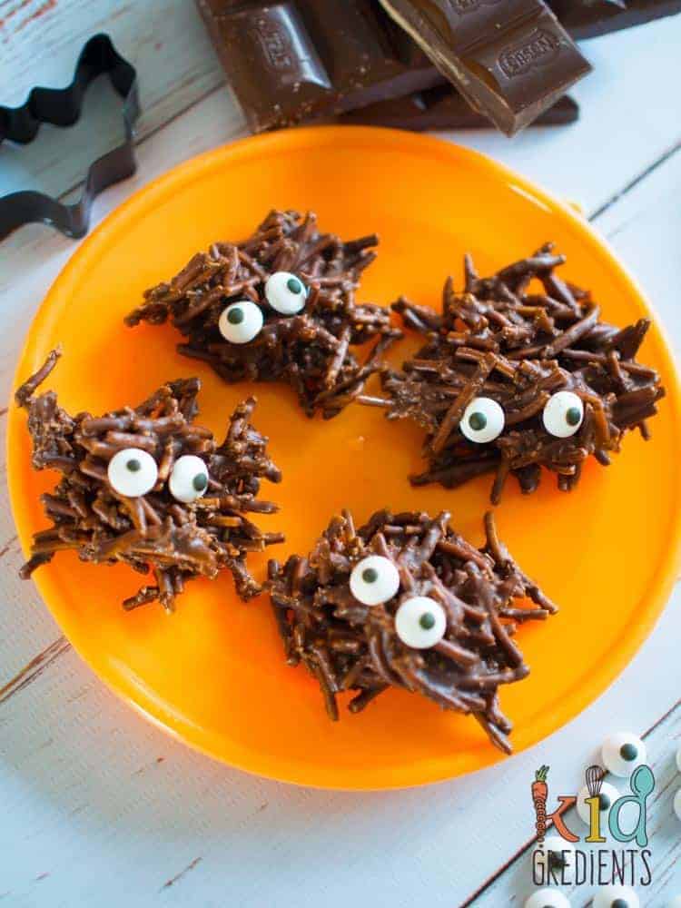 Halloween treats for toddlers - fun toddler halloween party idea - pretzel monsters