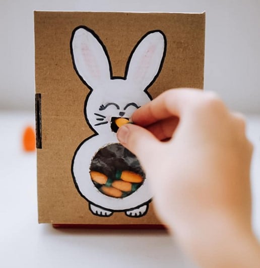 Feed The Easter Bunny Activity from @littlebearsactivities