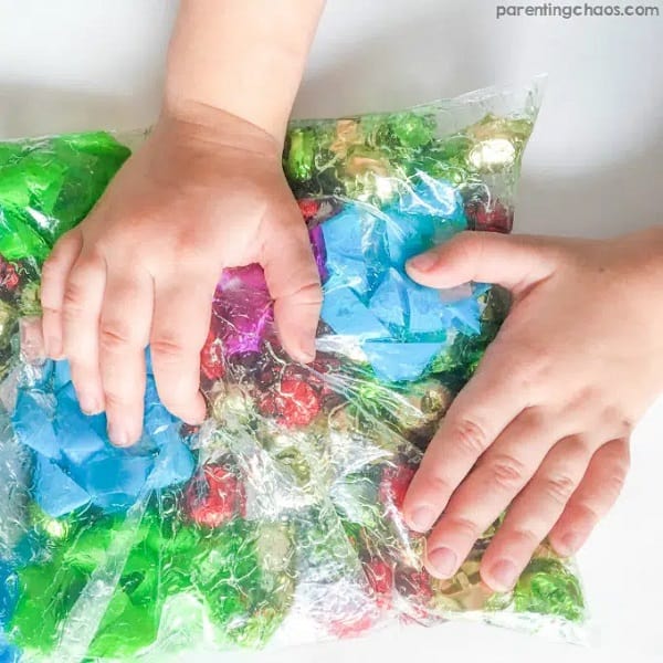 Christmas Squishy Bags for a fun toddler friendly sensory play