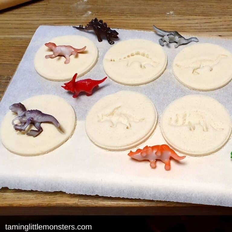 21 Fun & Easy Dinosaur Sensory Activities (inc Dinosaur Sensory Bin ...