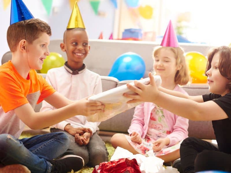 pass the parcel birthday party activity for indoors