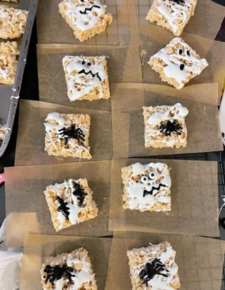 ghosts rice krispies for toddlers to make this Halloween