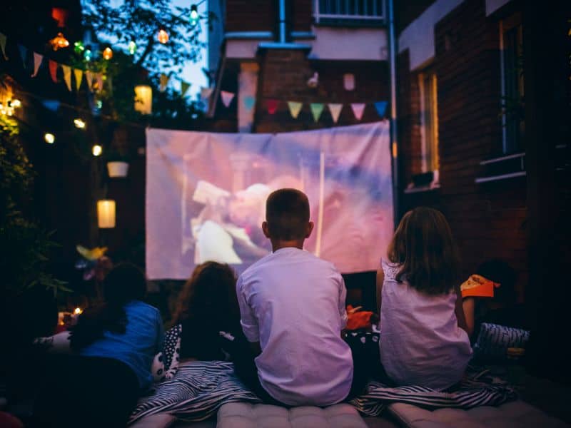outdoor movie kid friendly things to do at night