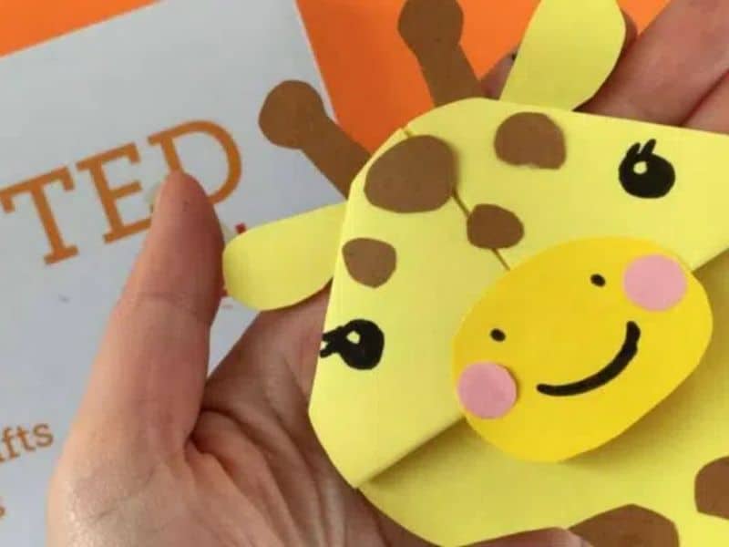 Corner bookmark giraffe craft for kids