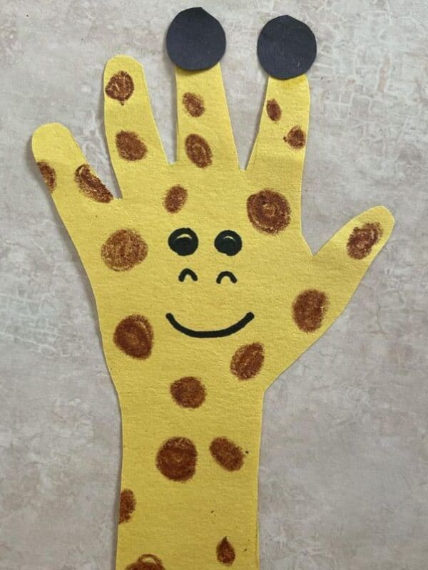 Easy To Make Giraffe Handprint Craft