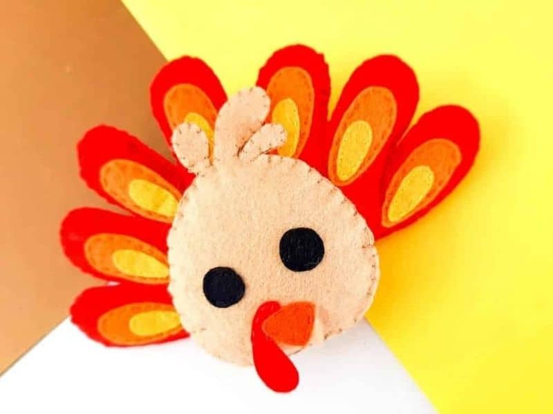 Felt turkey plushie craft with printable pattern.